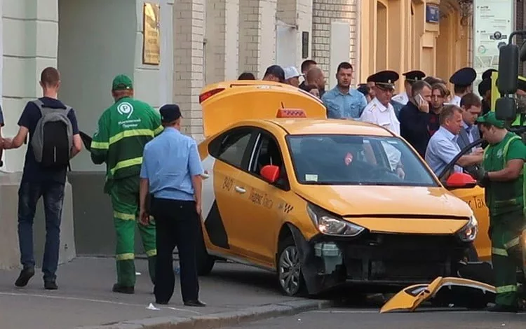 سيارة تصدم حشدا في موسكو بينهم مشجعون لكرة القدم