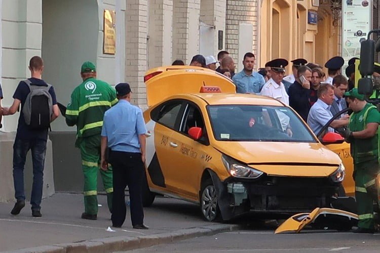 سيارة تصدم حشدا في موسكو بينهم مشجعون لكرة القدم.. فيديو