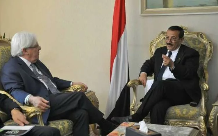 المبعوث الأممي إلى اليمن مارتن غريفيث مع وزير الخارجية في حكومة الحوثيين هشام شرف
