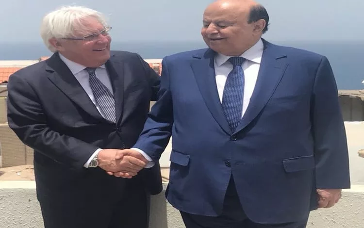 الرئيس عبدربه منصور هادي مع المبعوث الأممي إلى اليمن مارتن غريفيث.