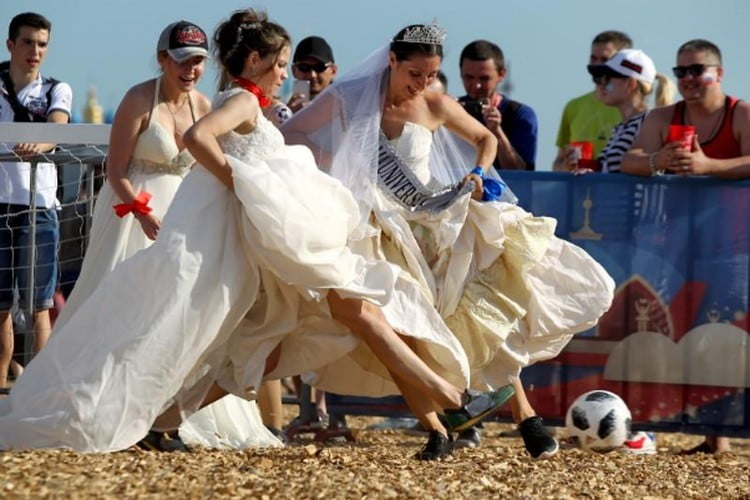 مباراة كرة قدم ودية بين روسيات ترتدين أثواب زفاف