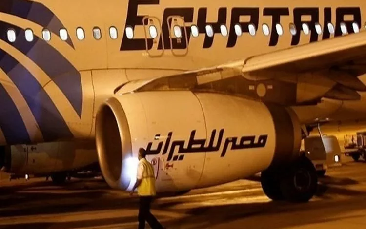 عامل صيانة أمام طائرة لشركة مصر للطيران