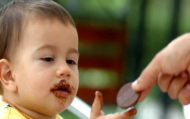 طفل يتناول الحلوى