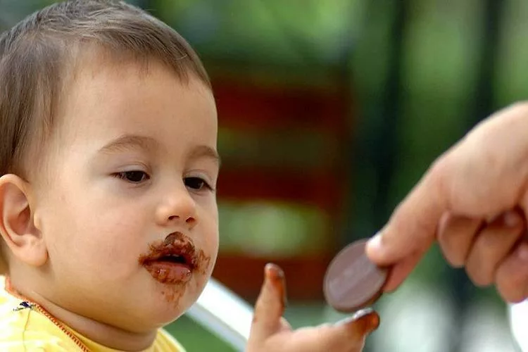 طفل يتناول الحلوى