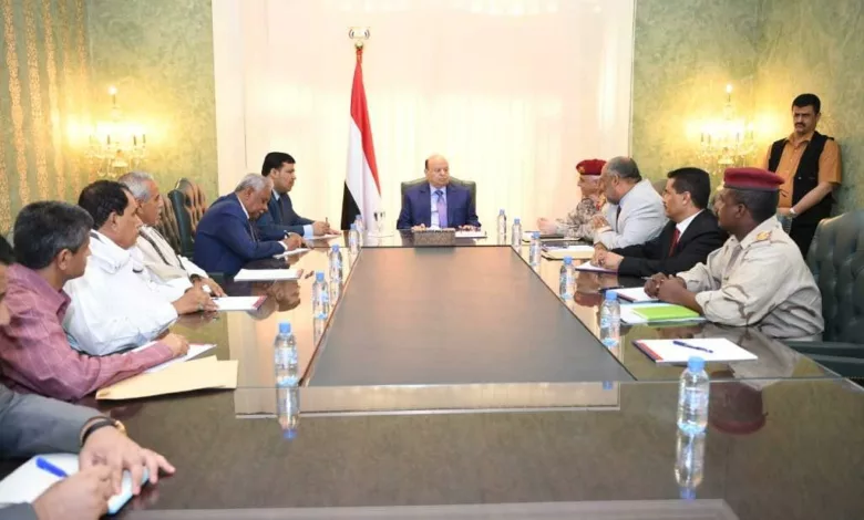 هادي يلتقي قيادات ومسؤولي حضرموت الوادي والصحراء