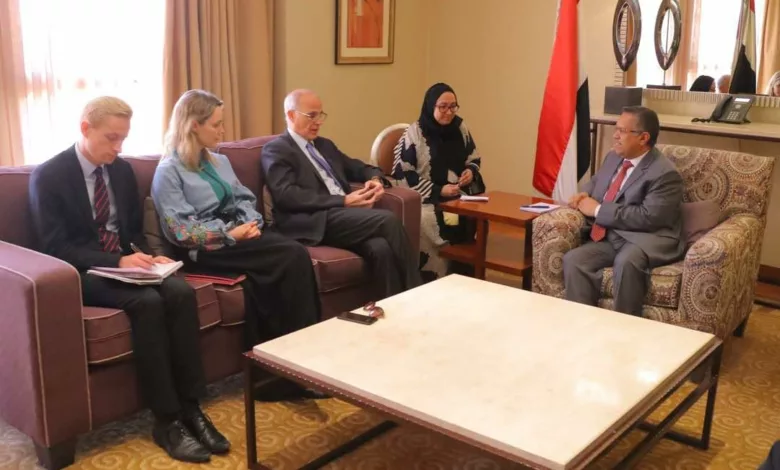 بن دغر يلتقي السفير البريطاني لدى اليمن مايكل إيرون