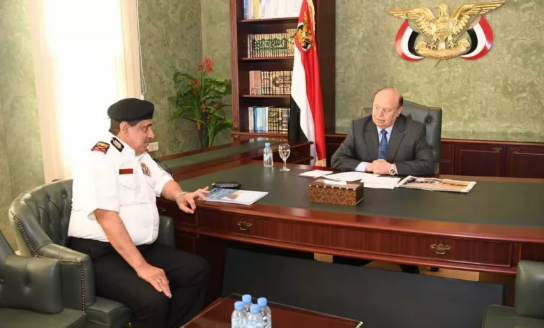 هادي يلتقي قائد القوات البحرية اللواء النخعي في عدن
