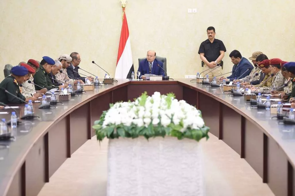 الرئيس هادي يترأس اجتماعاً لقيادات عسكرية وأمنية
