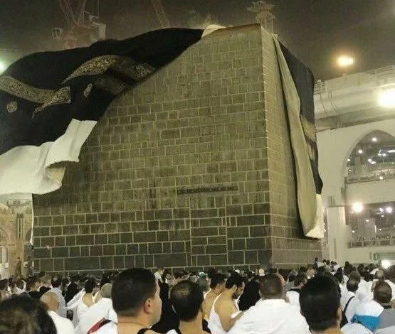 باب الكعبة الثاني الذي ظهر بسبب الرياح