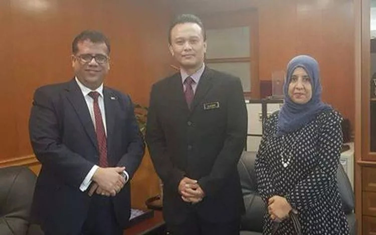 باحميد يلتقي مسؤولاً في الخارجية الماليزية ويطلعه على المستجدات اليمنية