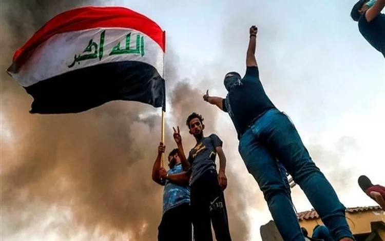 متظاهرون في شوارع البصرة يرفعون العلم العراقي