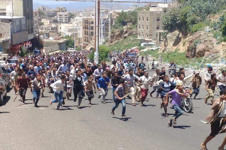تظاهرة في تعز تنديداً بأزمة انهيار الريال اليمني - العملة المحلية