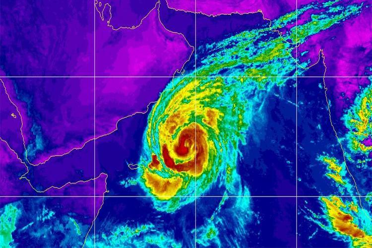 إعصار "لبان" يتجه نحو سواحل اليمن