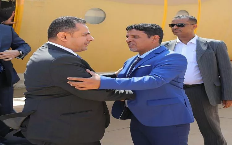 رئيس الوزراء معين عبدالملك مع محافظ المهرة باكريت