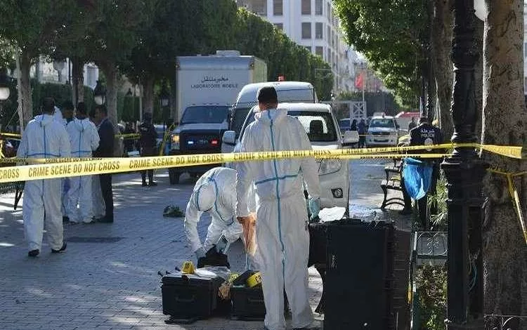 الأمن التونسي يفحص مكان الحادث الإرهابي في العاصمة