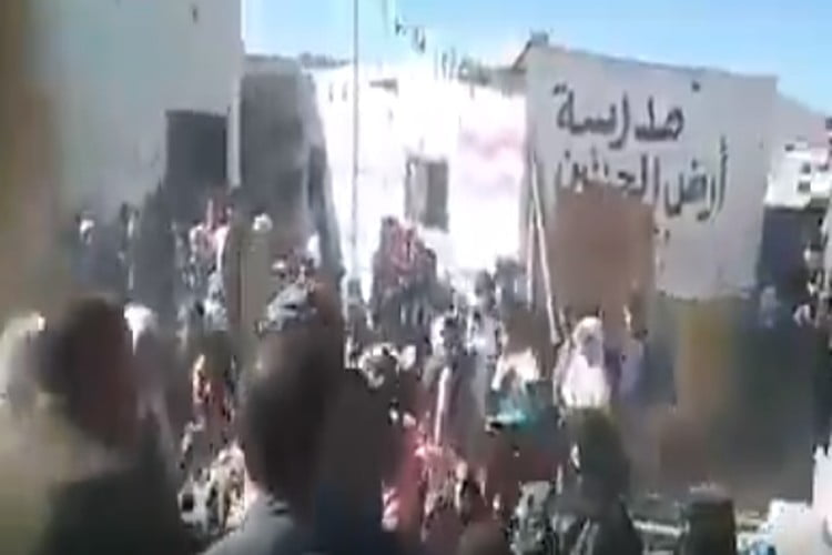 بالفيديو.. انهيار سقف فصل مدرسي جنوب صنعاء وإصابة 9 طالبات
