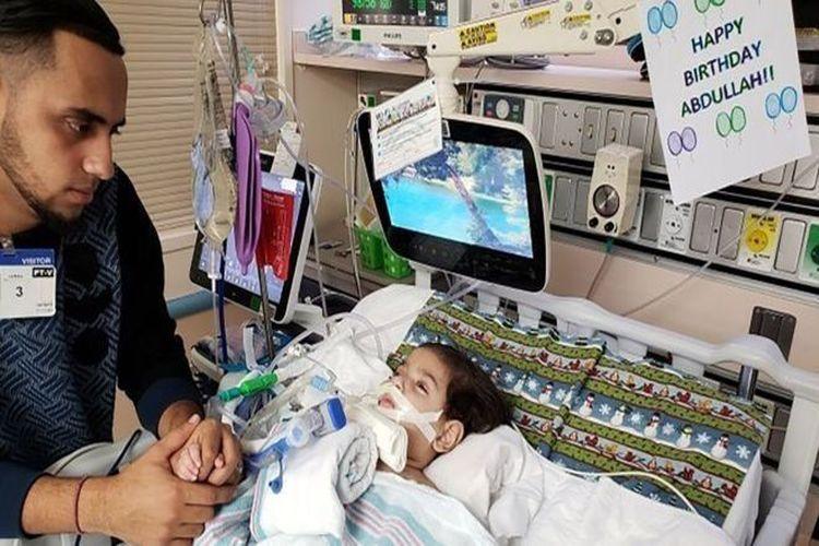 وفاة طفل يمني ناضلت أمه لرؤيته في الولايات المتحدة بينما كان يرقد في المستشفى جراء إصابته بمرض دماغي.
