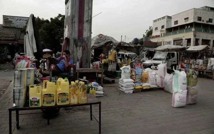 مساعدات إنسانية تباع في أسواق اليمن