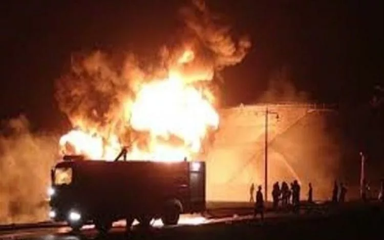 عربة إطفاء في موقع اندلاع الحريق مصافي عدن