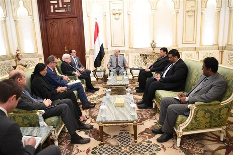 الرئيس هادي مع المبعوث الأممي والجنرال الهولندي باتريك كامريت