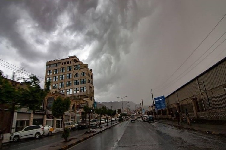 غيوم وأمطار في صنعاء