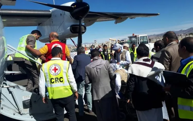 الصليب الاحمر ينقل 128 أسيراً للحوثيين من السعودية إلى صنعاء