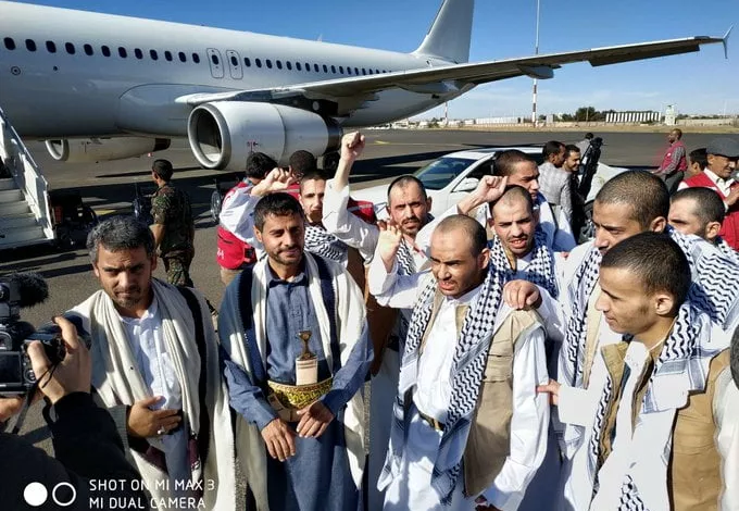 محمد البخيتي مع أسرى أفرجت عنهم السعودية