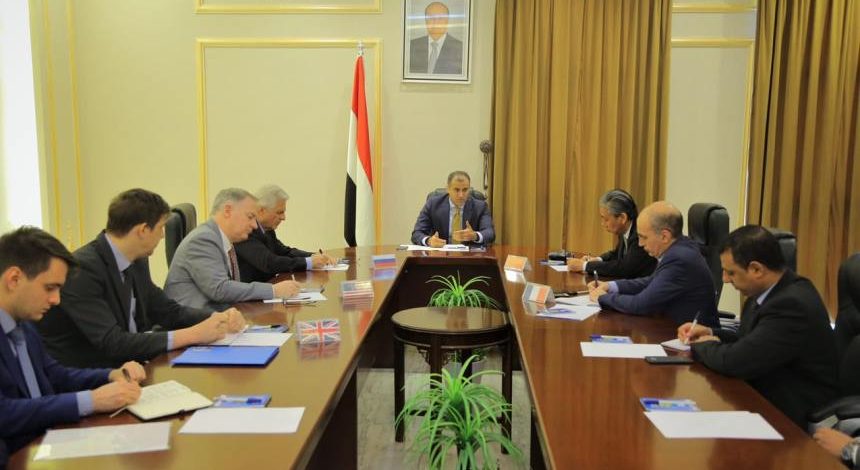 الحكومة في لقاء سفراء الخمس تتهم الانتقالي بإعاقة تنفيذ اتفاق الرياض