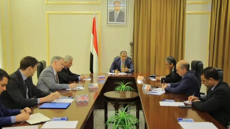الحكومة في لقاء سفراء الخمس تتهم الانتقالي بإعاقة تنفيذ اتفاق الرياض