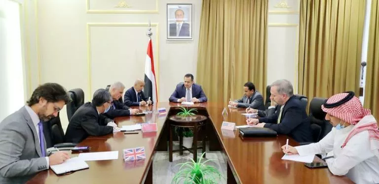 رئيس الحكومة معين عبدالملك مع سفراء الخمس في اليمن