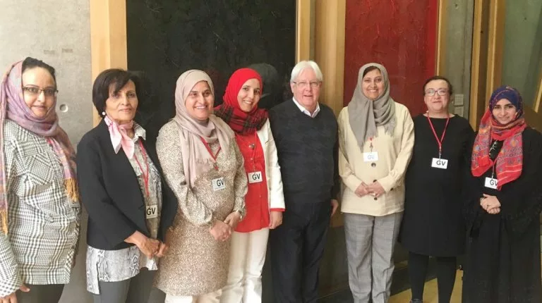 المبعوث الأممي غريفيث مع نساء يمنيات
