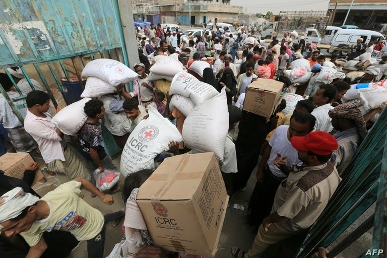 الحوثيون يسرقون الغذاء من أفواه الجائعين: سلسلة رصد وتوثيق لبعض جرائم النهب