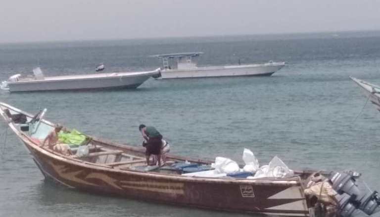 خفر السواحل يضبط قارباً يحمل ذخائر وأسلحة في البحر الأحمر