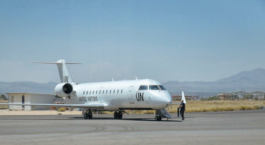 طائرة الأمم المتحدة تنقل مرضى في مطار صنعاء