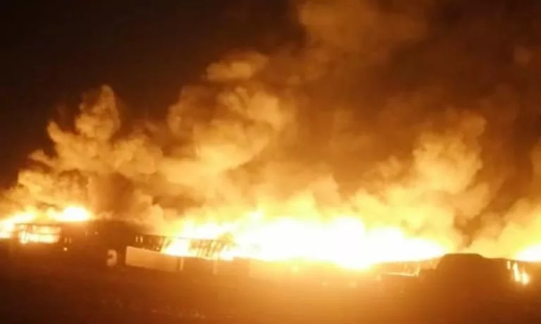 الحوثيون يحرقون ثلاثة مستودعات تابعة لإخوان ثابت في الحديدة