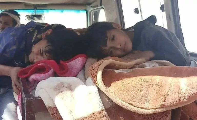 طفلا القتيلة اليمنية أحلام العشاري بعد مقتلها في العدين إب