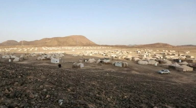 الحكومة تتهم الحوثيين باستهداف أحد مخيمات النازحين في مأرب