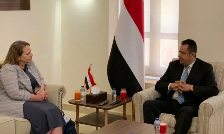 رئيس الحكومة اليمنية معين عبدالملك مع القائمة بأعمال السفير الأمريكي كاثرين ويستلي