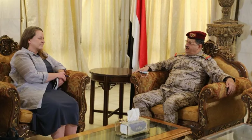 القائمة بأعمال سفير الولايات المتحدة لدى اليمن مع وزير الدفاع المقدشي