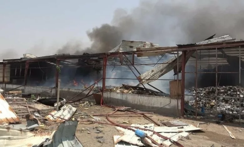 أضرار في مخازن تجارية في ميناء المخا بعد هجوم الحوثيين