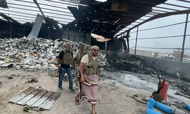 طارق صالح يتفقد أثار قصف الحوثيين في ميناء المخا