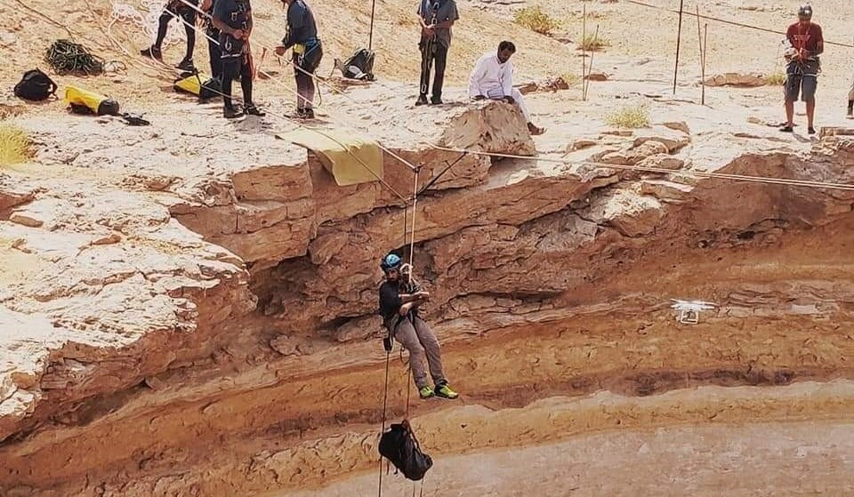 بالصور.. فريق عماني يفك أسرار بئر برهوت شرقي اليمن - نشوان نيوز