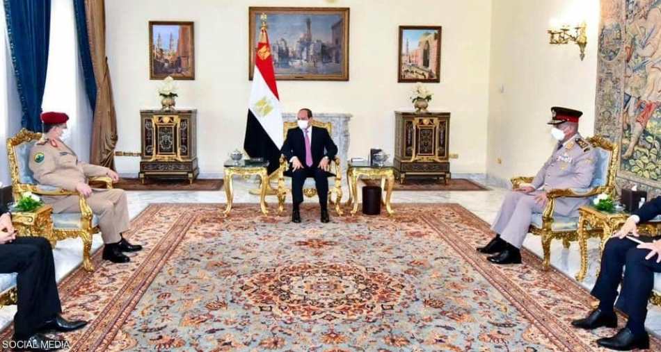الرئيس المصري عبدالفتاح السياسي خلال لقاء وزير الدفاع اليمني محمد علي المقدشي