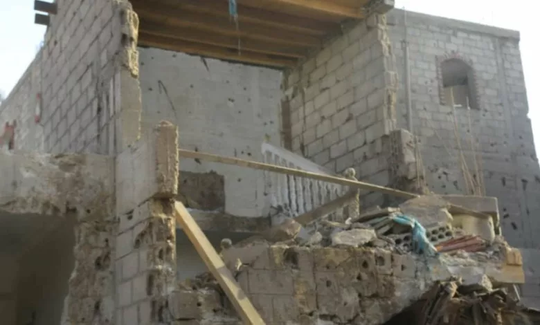 جانب من آثار سقوط صاروخ باليستي لميليشيات الحوثي استهدف مأرب