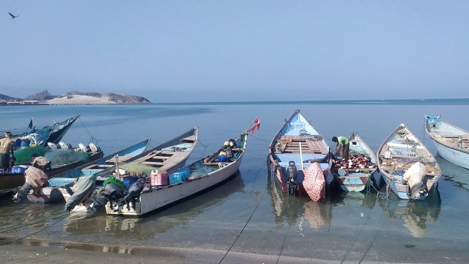 قوارب تتبع الصيادين اليمنيين مرمية في الساحل