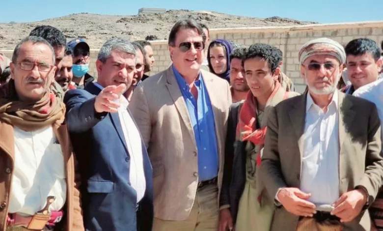 منسق الأمم المتحدة المقيم في اليمن ديفيد غريسلي برفقة مسؤولين حوثيين في العبدية مأرب