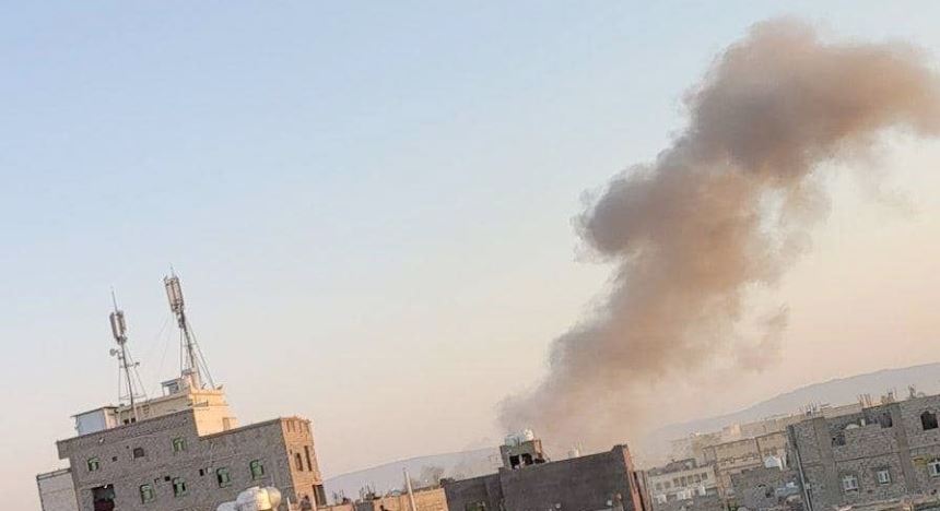 لحظة سقوط صاروخ باليستي أطلقه الحوثيون استهدف مدينة مأرب