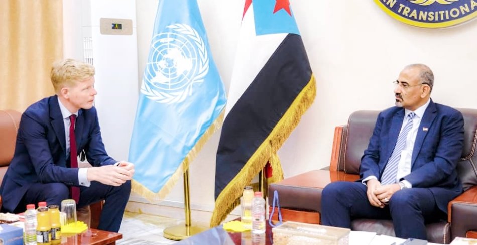 رئيس المجلس الانتقالي عيدروس الزبيدي مع المبعوث الأممي هانس غروندبرغ في عدن
