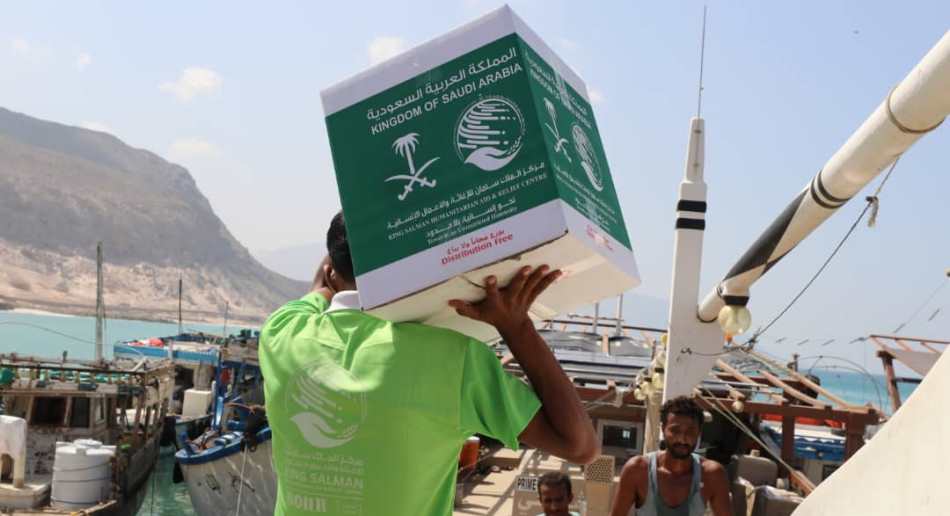 مركز الملك سلمان للإغاثة يدشن توزيع مساعدات غذائية في سقطرى