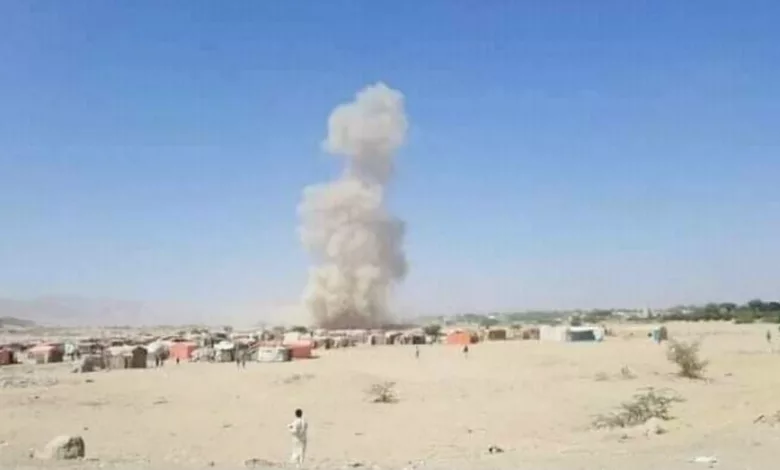 ميليشيات الحوثي تستهدف مخيمات النازحين في مأرب